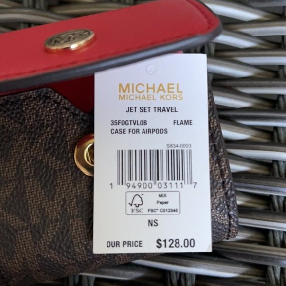 Michael Kors Jet Set Travel AirPod Case - Picture 9 of 14